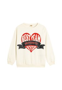 Sudadera color crema con un gran gráfico de un corazón rojo y la inscripción "MEJOR EQUIPO UNIVERSIDAD" y "NUNCA" en letras negritas. Puños y dobladillo acanalados.