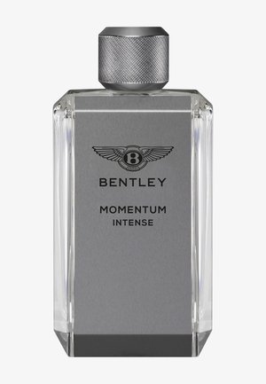 Klar rektangulær glas parfume flaske med tekstureret sølvkapsel, mærket Bentley Momentum Intense med Bentley's vingede logo på gråt frontpanel.