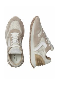 Sneaker beige e bianche con materiali in rete e scamosciati, suola texturizzata, punta rotonda e un logo sulla linguetta e sull'accento laterale.