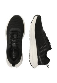 Svarta sportskor med övre i andningsbart mesh, vit vadderad sula, snörningsdesign och subtila logotyp- och randdetaljer på sidorna.