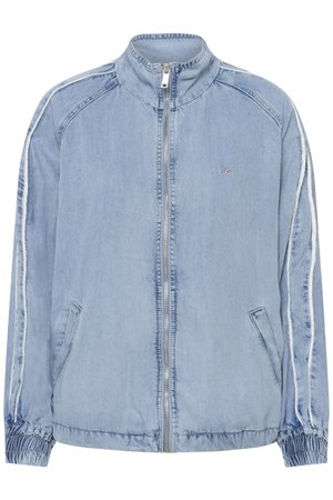 Světlá modrá džínová bunda se předním zipem, vysokým límcem, bočními kapsami, elastickými manžetami a bílými pruhy na rukávech.