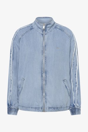 Ανοιχτό μπλε τζιν μπουφάν με φερμουάρ μπροστά, ψηλό γιακά, πλαϊνές τσέπες, ελαστικά μανίκια και λευκή ρίγα στη λεπτομέρεια των μανικιών.