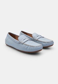 Jasnoniebieskie skórzane loafersy z wyszywaną cholewką moccasin, okrągłym noskiem i brązową gumową podeszwą. Gładka faktura z subtelnymi akcentami wzorniczymi na wierzchu.