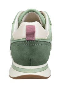 Sneaker verde e crema con suede e pelle liscia, colletto imbottito e un gancio in tessuto rosa sul tallone. Suola curva con battistrada marrone chiaro.