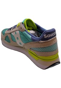 Sneakers Saucony con tomaia in rete menta, accenti in suede beige, tallone blu e dettagli in neon verde. Presentano una suola ammortizzata e un design perforato.