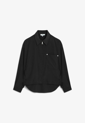 Schwarze kurz geschnittene Jacke mit spitzem Kragen, Vorderreißverschluss und einer einzelnen Brusttasche. Verfügt über eine glatte Stofftextur und einen runden Saum.