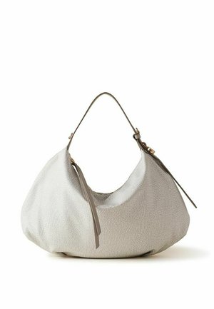 Sac à main gris clair à texture douce, avec une seule bandoulière foncée, une boucle réglable et de longues bandes décoratives en cuir sur fond blanc.