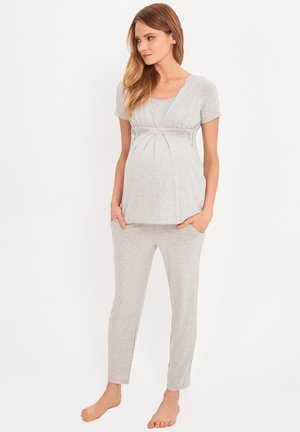 Schwangerschafts-Loungewear-Set aus leichtem grauem Baumwollstoff; enthält ein lockeres Oberteil mit kurzen Ärmeln und Hose mit elastischem Bund und Taschen.