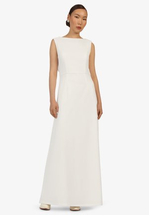 Ärmelloses weißes Kleid mit tailliertem Oberteil und ausgestellt Rock. Glatte Stoffoberfläche mit subtiler glänzender Note. Bodentiefe Ausführung mit minimalistischem Design.