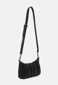 Sac à main noir plissé en cuir, avec une forme incurvée, une bandoulière ajustable et des accents métalliques.