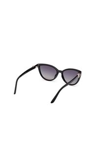 Occhiali da sole cat-eye neri con lenti sfumate. Montatura in plastica leggera con sottili accenti metallici sulle tempie. Design elegante e moderno.