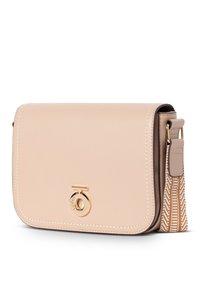Beige Leder Umhängetasche mit einem goldenen runden Logo, weißen Nähten und einem strukturierten Gurt mit einem Zickzack-Muster in Braun und Creme.