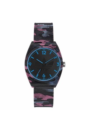 Montre noire avec un bracelet camouflage présentant des teintes de rose et de bleu. Le cadran est noir avec des accents bleus, affichant un logo et des chiffres.