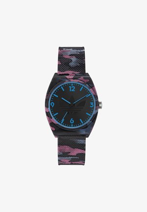 Schwarze Uhr mit einem Tarnarmband in Rosa- und Blautönen. Das Zifferblatt ist schwarz mit blauen Akzenten, zeigt ein Logo und Ziffern.