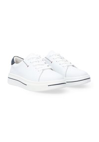 Weiße Sneaker aus glattem synthetischem Material mit marineblauen Akzenten an der Ferse, Schnürdesign und einem schwarzen Streifen entlang der Gummisohle.