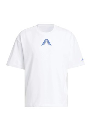 Hvid T-shirt med korte ærmer, der har et blåt, stiliseret trekantet logo placeret midt nær halsudskæringen og et lille blåt logo på venstre ærme.