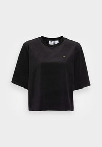 Svart, kortärmad t-shirt med rund halsringning. Har en subtil gul logo på vänster bröst. Slät textur, avslappnad design.