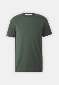 T-shirt en coton vert foncé, à manches courtes, col rond, coupe décontractée, design uni et texture lisse sans motifs ni accents visibles.