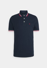 Mornarski polo majica s plavom bojom, tri gumba na izrezu, bijele i crvene prugaste ovratnik i rukavi, te mali crveni logo na prsima.