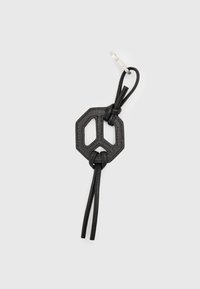 Portachiavi in pelle nera con simbolo della pace ottagonale, due cinturini in pelle intrecciati attraverso di esso e un anello metallico per le chiavi attaccato.