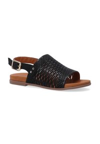 Zwarte sandalen met een geperforeerd ontwerp, open teen en verstelbare band met een metalen gesp; bruine binnenzool en platte zool.