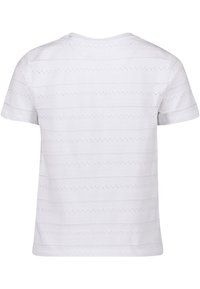 T-shirt blanc à manches courtes avec une texture à motifs horizontaux et de subtiles rayures grises. Design à col rond avec une finition en tissu lisse.