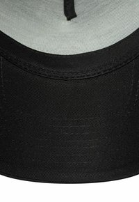 Cappellino da baseball nero con un design strutturato, texture di tessuto liscia e una fodera interna chiara a contrasto. Dettagli di cucitura sottili visibili.