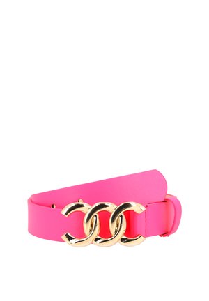 Helles pinkfarbenes Lederband mit drei ineinandergreifenden glänzenden goldenen Ringen als Schnalle, flach auf weißem Hintergrund liegend.