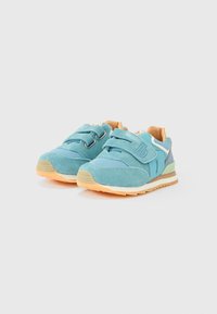 Μπλε σουέντ παπούτσια με ύφασμα mesh, διαθέτουν λουράκι με βέλκρο, λεπτή σόλα και εσωτερικό σε ταμπά χρώμα. Εξωτερική σόλα από καουτσούκ με ανοιχτό καφέ πέλμα.