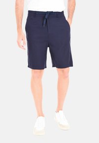 Pantaloni corti blu navy con vita regolabile tramite cordoncino, tasche laterali e taglio dritto. Realizzati in tessuto leggero, adatti per un look casual.