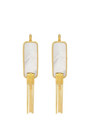 Boucles d'oreilles rectangulaires en pierre blanche encadrées d'or avec des pampilles dorées texturées suspendues sous chaque pierre.