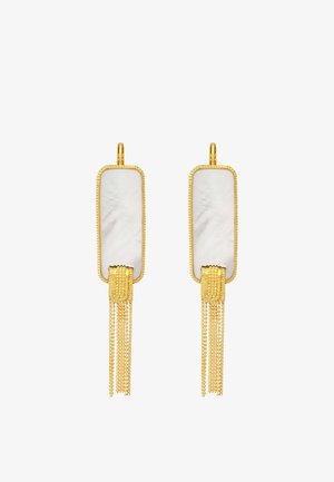 Boucles d'oreilles rectangulaires en pierre blanche encadrées d'or avec des pampilles dorées texturées suspendues sous chaque pierre.