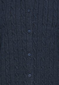 Tmavomodrý pletený kardigán z textúrovanej tkaniny s piatimi gombíkmi a klasickým výstrihom do V.