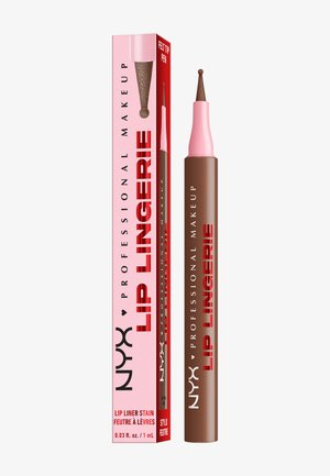 Crayon contour des lèvres NYX Lip Lingerie en feutre marron, avec une boîte rectangulaire rose et rouge présentant un texte en gras et des étiquettes multilingues.