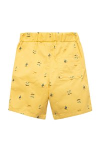 Pantalones cortos amarillos con cintura elástica, con un patrón de vela y palmeras en azul y verde, además de un bolsillo trasero.