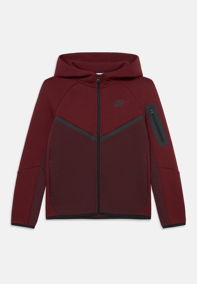 Sweatshirt Nike na cor bordeaux com fecho éclair preto, logotipo no peito, dois bolsos frontais, bolso com fecho na manga e capuz, sobre fundo branco.