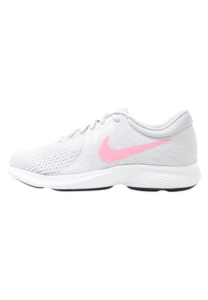 Zapatilla deportiva blanca con parte superior de malla transpirable, logo rosa de Nike en el lateral, suela acolchada y detalles en negro en la suela exterior.