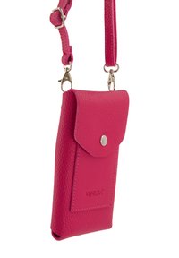 Lyserød læder crossbody telefonpung med en tekstureret finish, tryklås og en justerbar rem med metalclips. Logo prægning.
