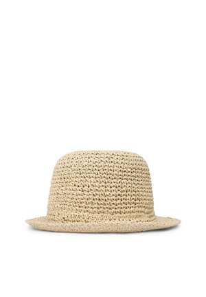 Beiger gewebter Strohhut mit flacher Krempe und abgerundeter Krone, dargestellt auf weißem Hintergrund.