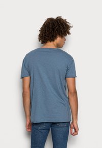 Nudie Jeans ROGER - T-shirt básica - blue