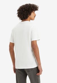 Levi's® GRAPHIC CREWNECK TEE - Camiseta estampada - white