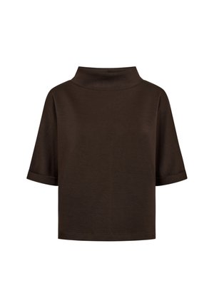 Donkerbruine top met korte mouwen, een hoge hals en een losse pasvorm, effen ontwerp en omgeslagen mouwboorden tegen een witte achtergrond.