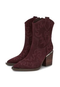 Botas de ante burdeos hasta el tobillo con punteras puntiagudas, costuras decorativas y un tacón de bloque de madera texturizado. Cremallera en el costado para facilitar su uso.