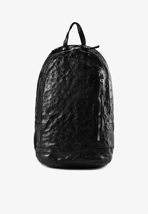 Schwarzer, strukturierter Leder-Rucksack mit oberem Griff und einer vertikalen Reißverschlusstasche auf der rechten Vorderseite vor weißem Hintergrund.