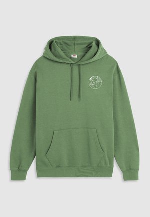 Roheline kapuutsiga pusa, valmistatud pehmest kangast, millel on eesmine tasku ja nööriga kapuuts. Rinna peal on märkimisväärne valge graafiline logo maapallist.
