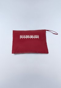 Rode nylon zak met een gladde textuur, voorzien van een witte bedrukte logo "NAPAPIJRI geographic" aan de voorkant en een draagriem aan de zijkant.