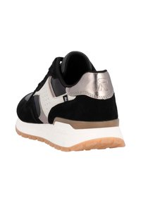 Zwarte en zilveren sneaker met een bovenwerk van nubuck, mesh accenten, gevoerde kraag en een rubberen buitenzool met een gumkleurig profiel.