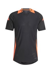Zwart sportshirt met oranje accenten, korte mouwen, een ronde kraag en gestructureerde chevronpatronen aan de voorkant.