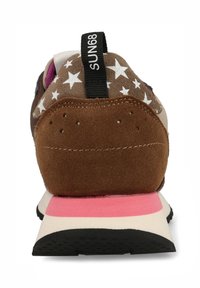 Brauner Veloursleder-Sneaker mit weißem Sternmuster an der Ferse, schwarzem Zugband mit der Aufschrift "SUN68", rosa-weißem Mittelsohlenbereich und schwarzer Außensohle.