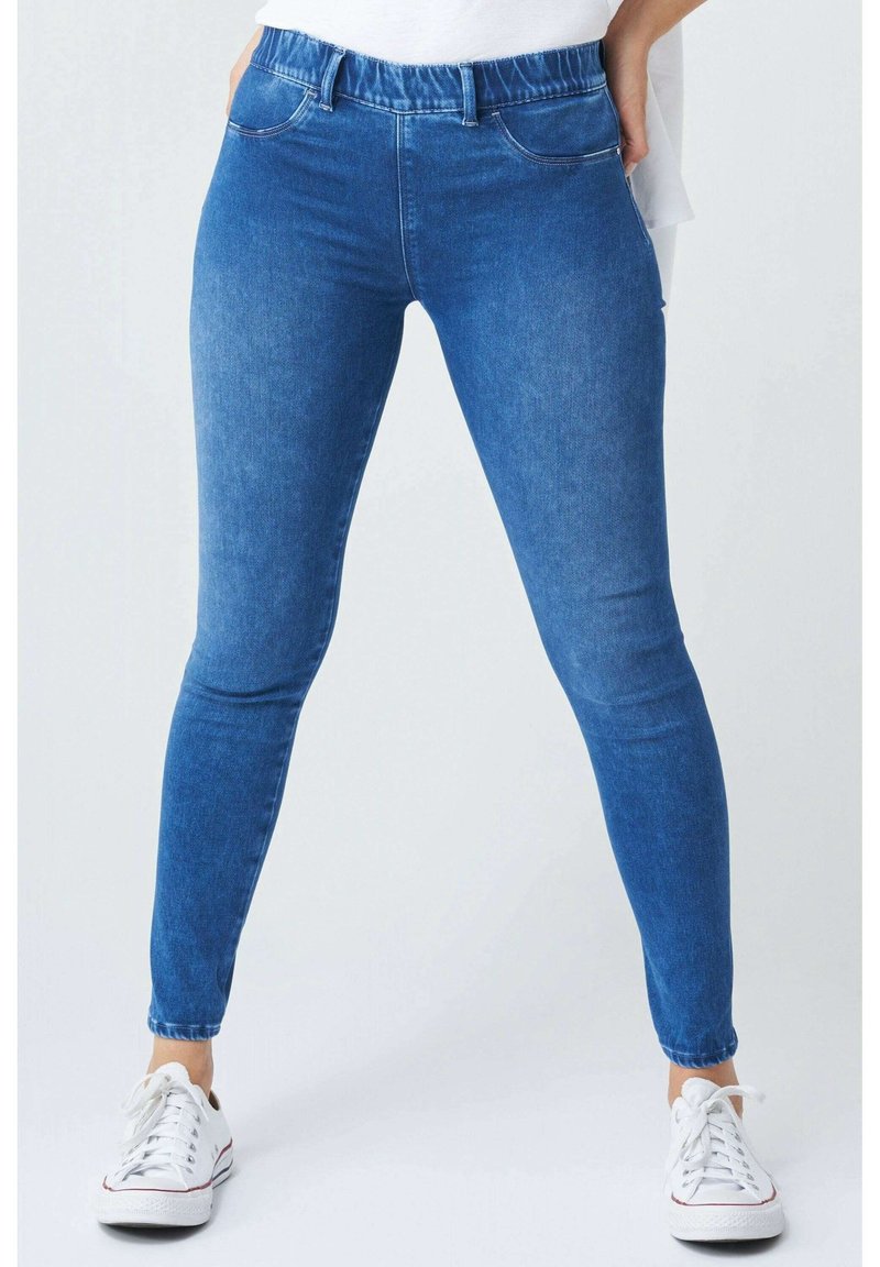 Modré džíny skinny mají elastický pas, pět kapsových provedení a délku do kotníků. Materiál má mírně opotřebovaný vzhled.